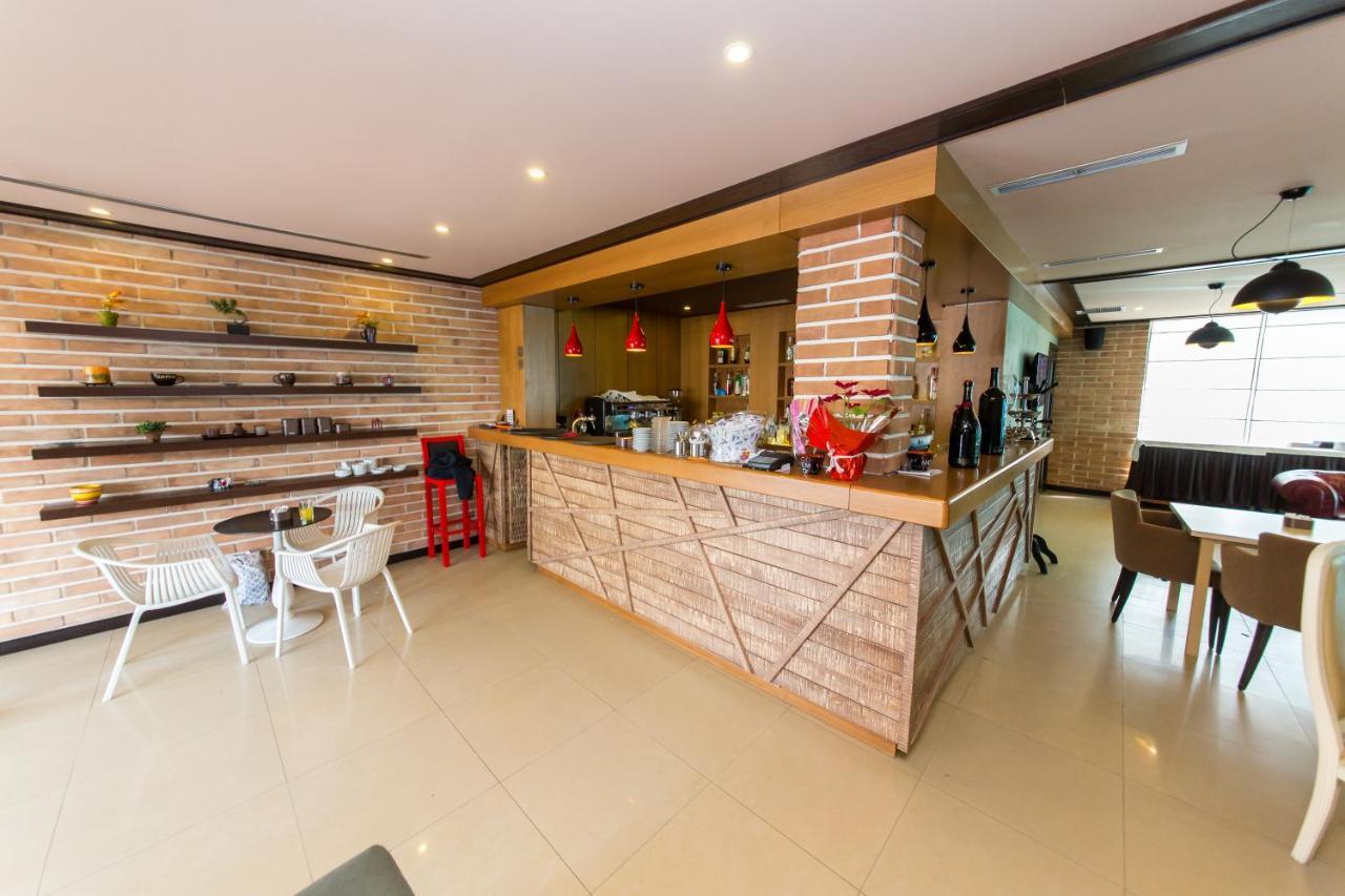 Hotel Denver Тирана Экстерьер фото